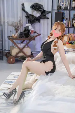 Gyme Thái thuỳ Linh  cân sức cùng Linh